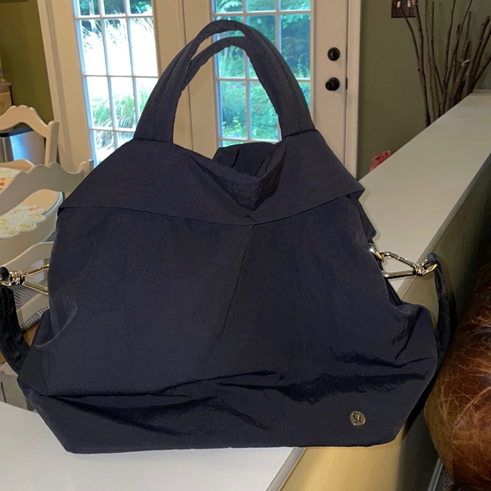 Lululemon On My Level Bag Black 19L with gold hardware